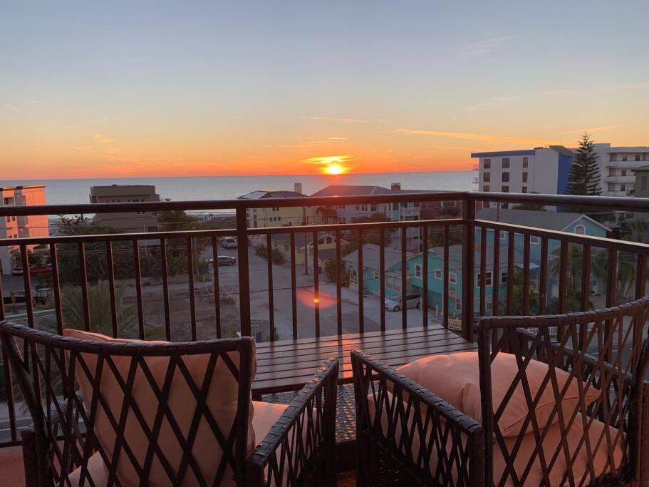 Gulf Coast Gold Private Condo - 2Bed, 2Bath, Sleep 6, Across Street From Beach, Balcony Views Of Sunsets, Beach & Gulf, Pool, Gym セント・ピート・ビーチ エクステリア 写真