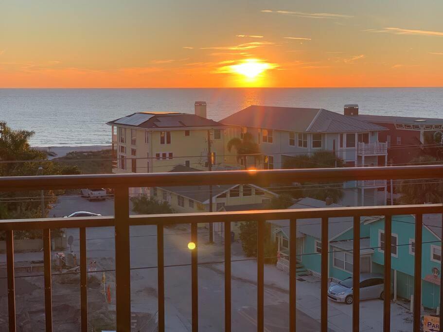 Gulf Coast Gold Private Condo - 2Bed, 2Bath, Sleep 6, Across Street From Beach, Balcony Views Of Sunsets, Beach & Gulf, Pool, Gym セント・ピート・ビーチ エクステリア 写真